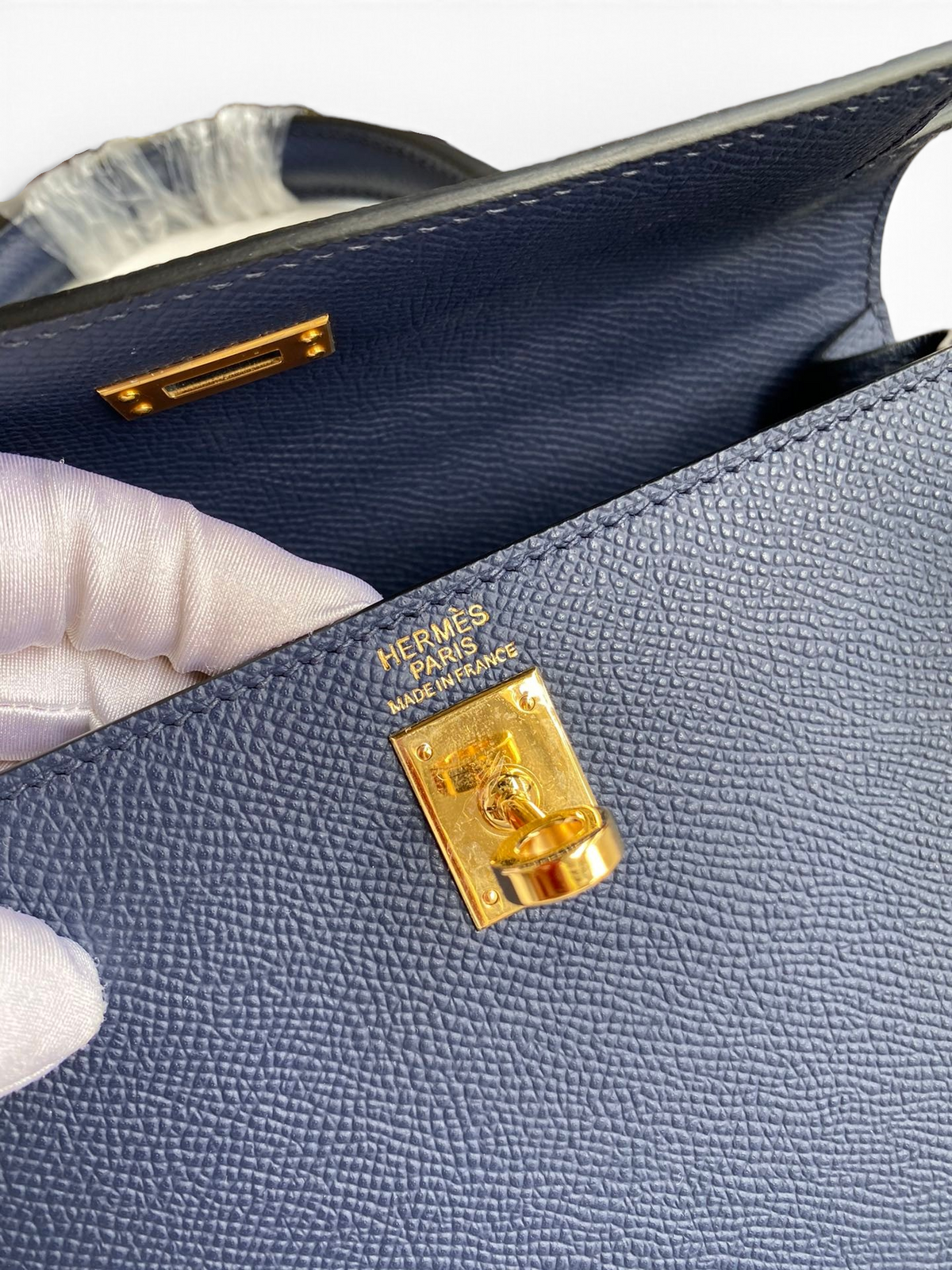 SWORD LUXURY Kelly 25 çanta, altın tonlu donanım ve ikonik kilit detayı ile lacivert Epsom deri detay görünümü.