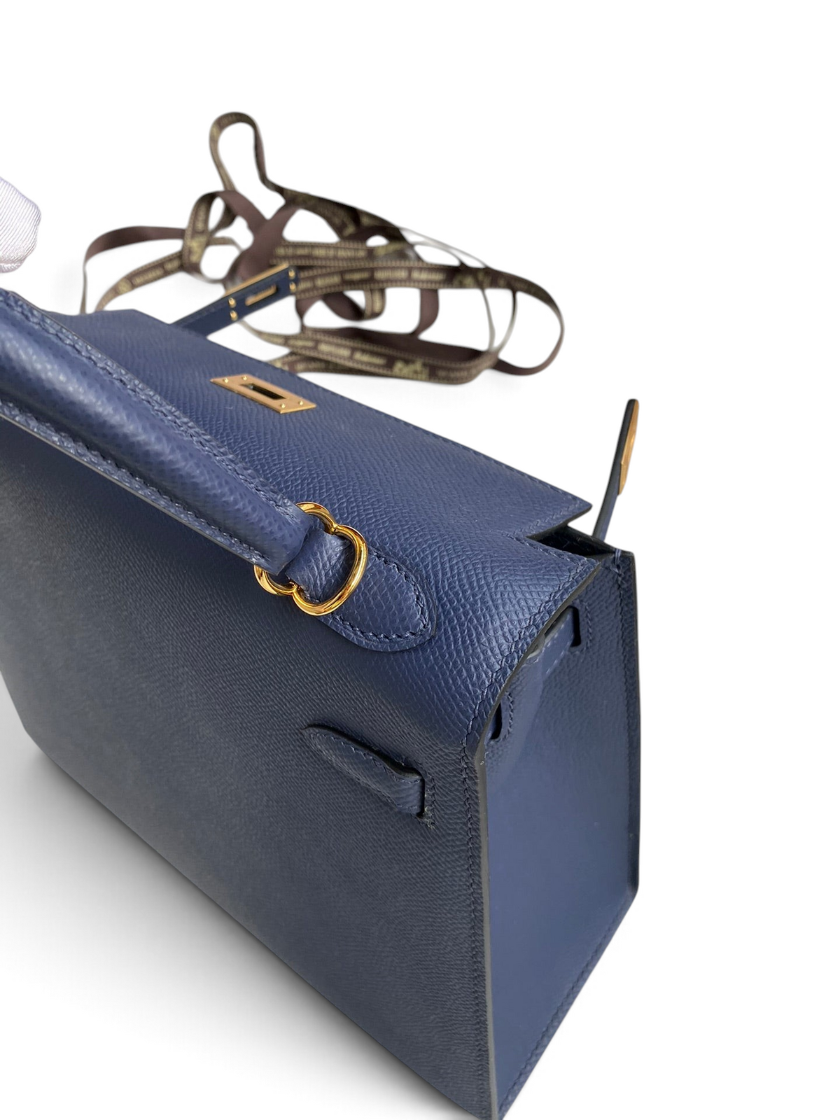 SWORD LUXURY marka lacivert Epsom deri Kelly 25 çanta, altın tonlu donanım ve ikonik kilit detaylarıyla kutusunda.