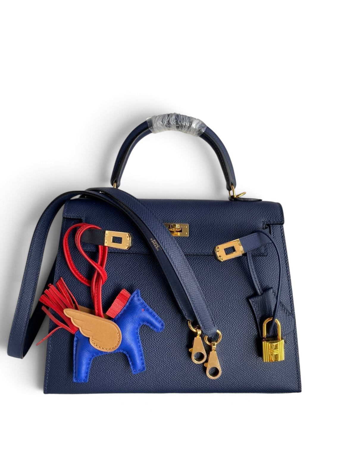 SWORD LUXURY lacivert Epsom deri Kelly 25 çanta, altın donanım ve Pegasus çanta süsü ile kutu içerisinde.