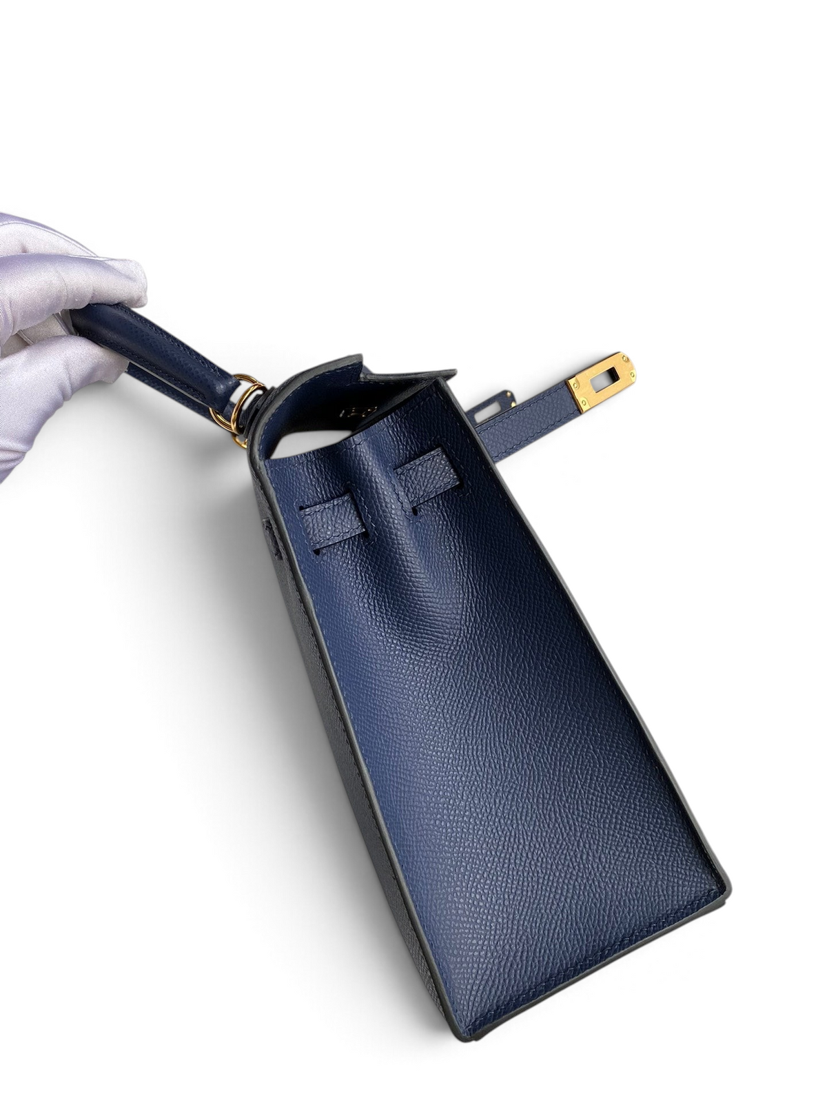 SWORD LUXURY lacivert Epsom deri Kelly 25 çanta, altın tonlu donanım ve ikonik kilit detaylarıyla kutu içinde.