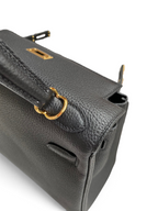 SWORD LUXURY Kelly 25 siyah Togo deri çanta, altın rengi metal detayları ve zarif el işçiliği ile.