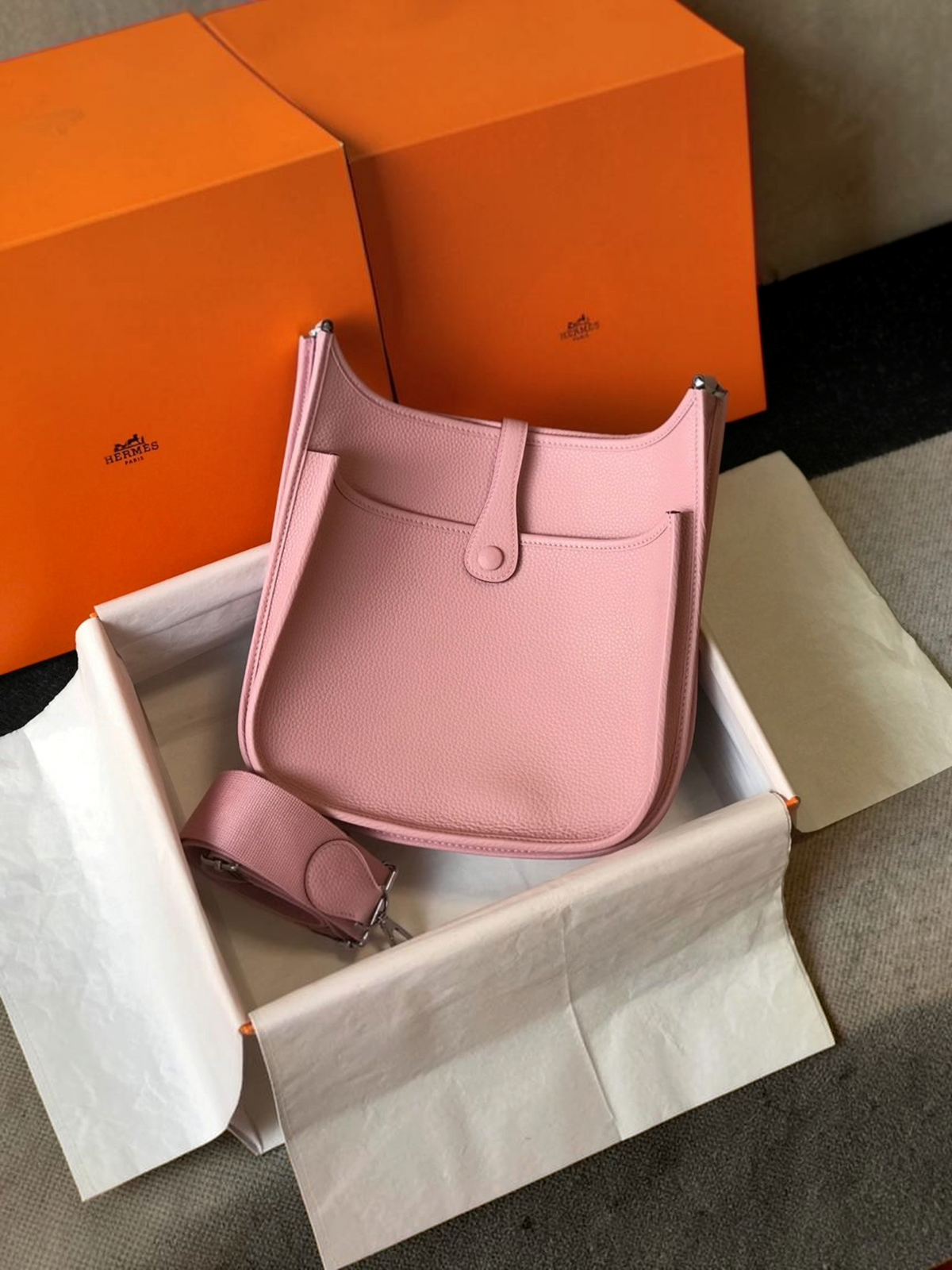 SWORD LUXURY pembe deri Hermès Evelyne PM 28 çanta, kutusu ve kanvas askısı ile birlikte.