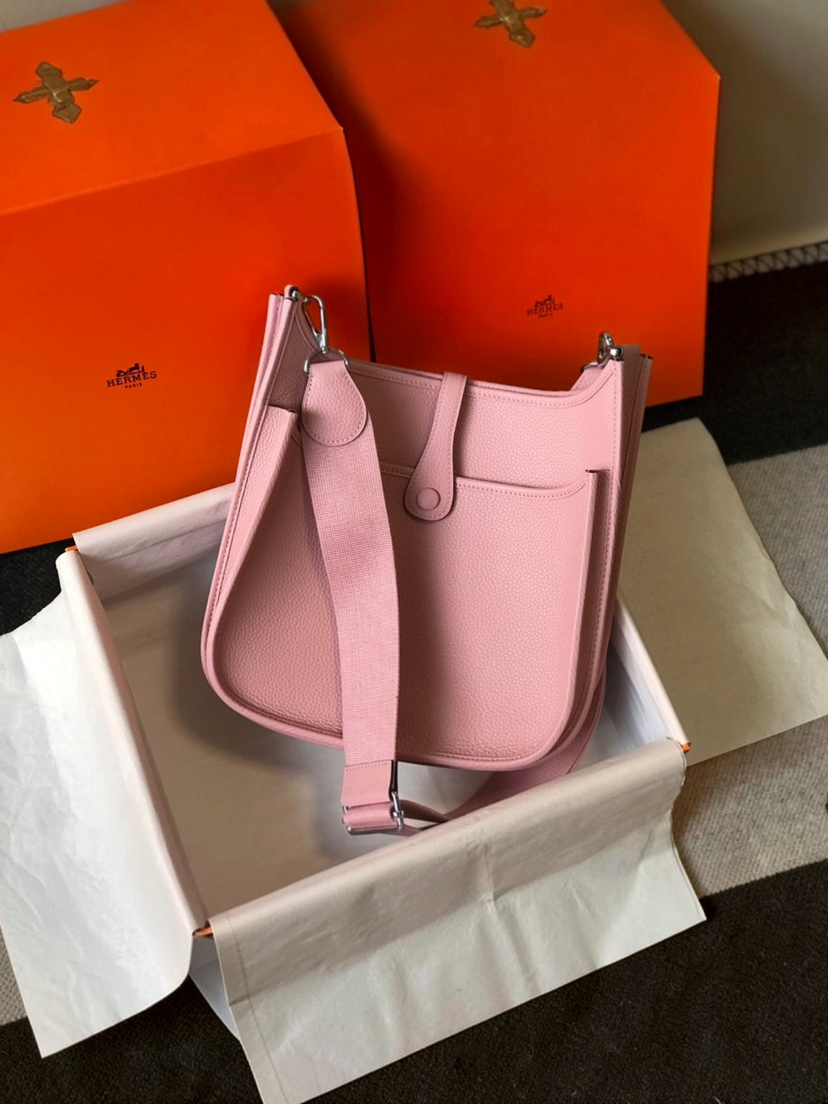 SWORD LUXURY pembe deri Hermès Evelyne PM 28 çanta, ayarlanabilir kanvas askılı ve kutusuyla birlikte.
