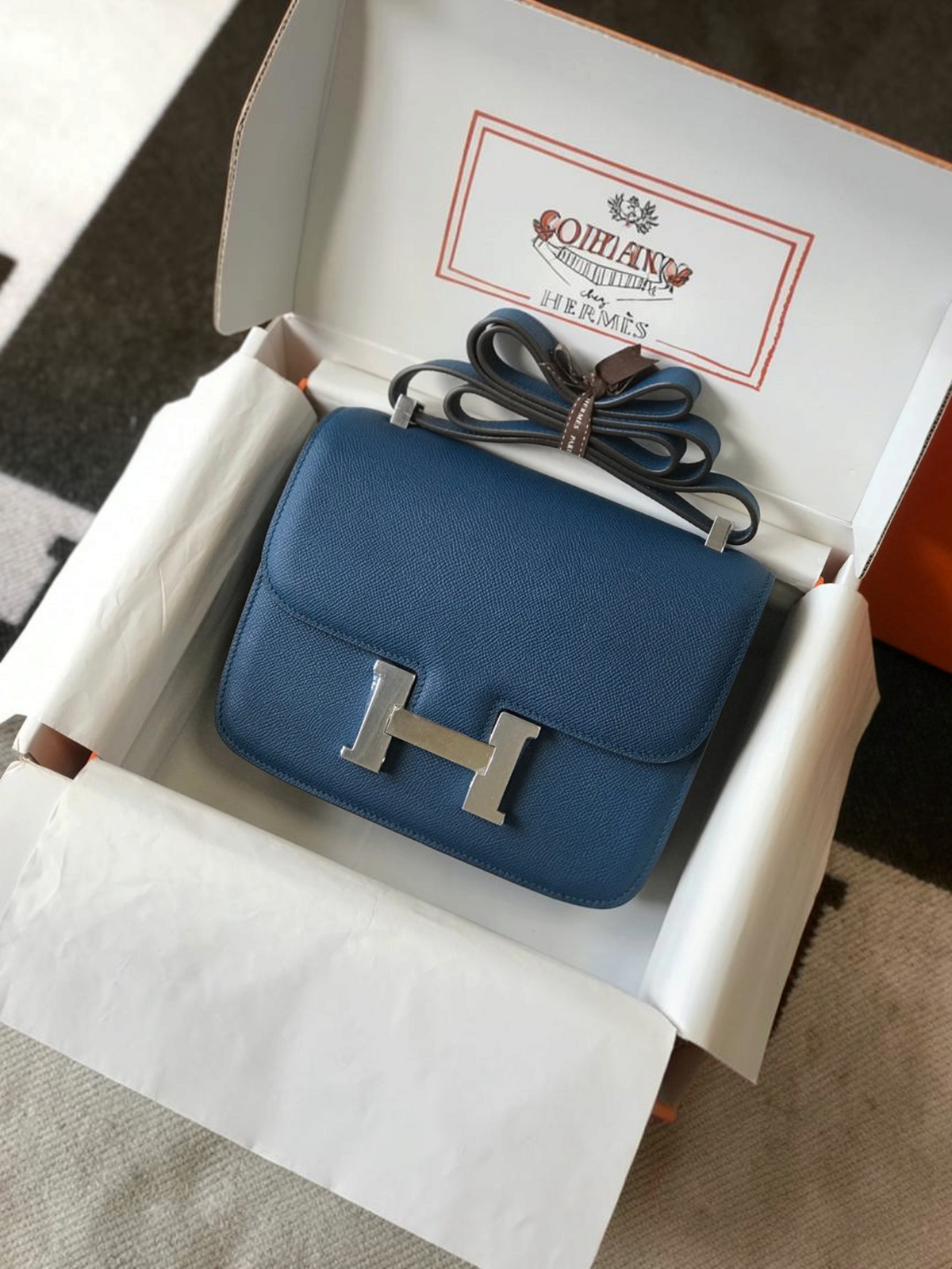 SWORD LUXURY marka, gümüş renkli H tokalı, mavi dana derisi Hermès Constance 18 çanta kutusunda.