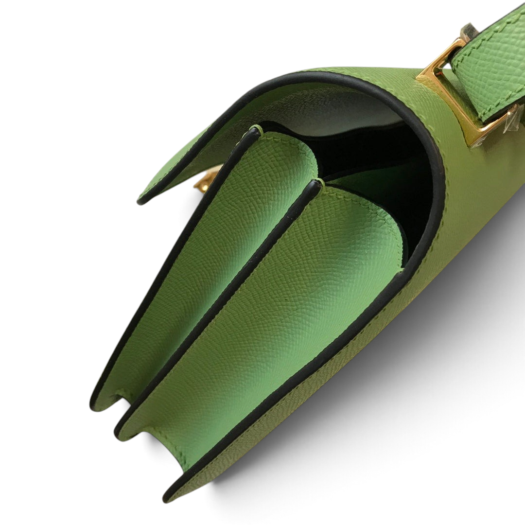 SWORD LUXURY Hermès Constance 18 çanta, yeşil Epsom deri dokusu ve altın detaylı yan profili ile.
