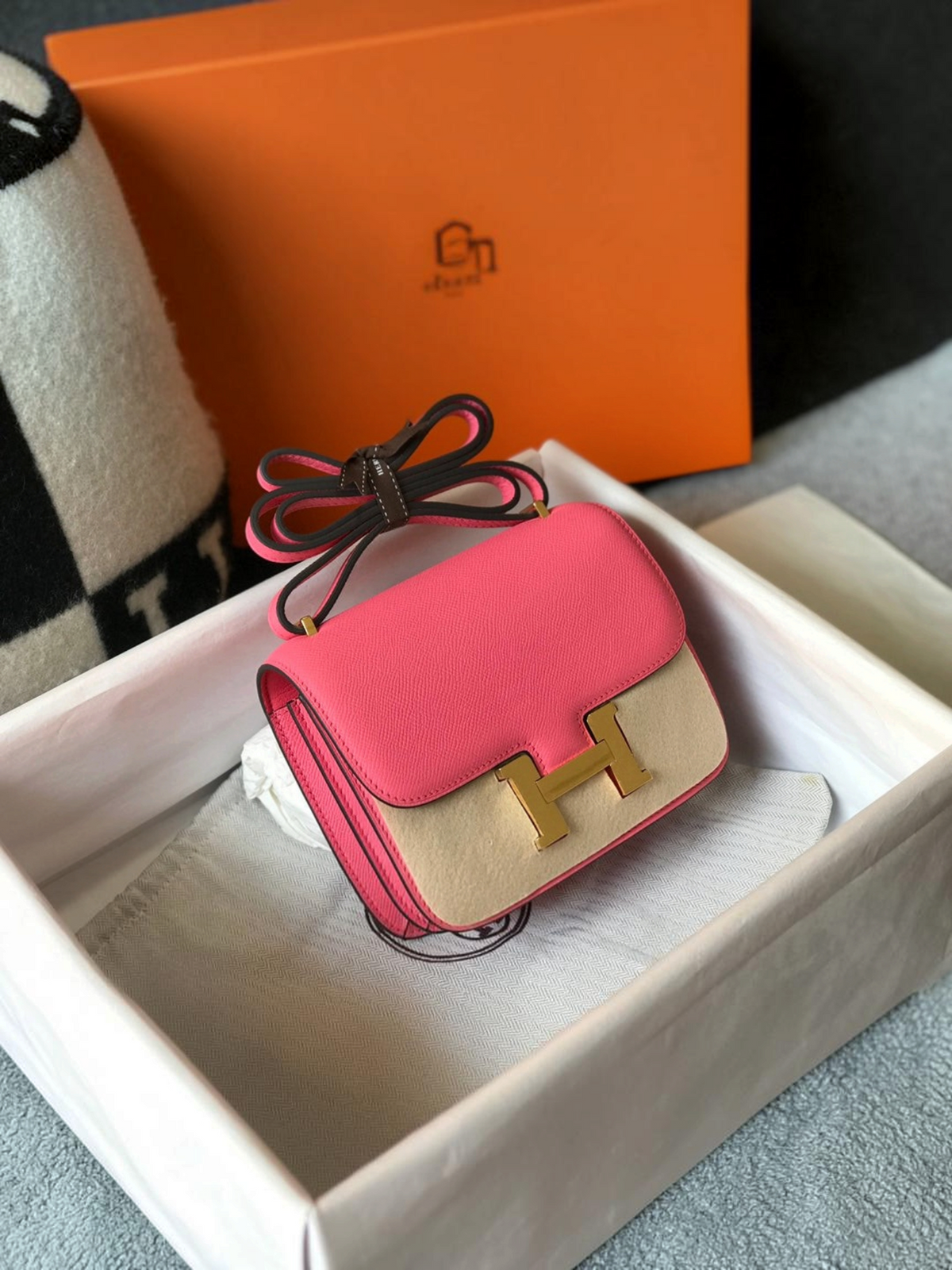 SWORD LUXURY Hermès Constance 18 çanta, gül pembesi ve bej deri kombinasyonu, altın renkli H tokalı, kutu içinde.