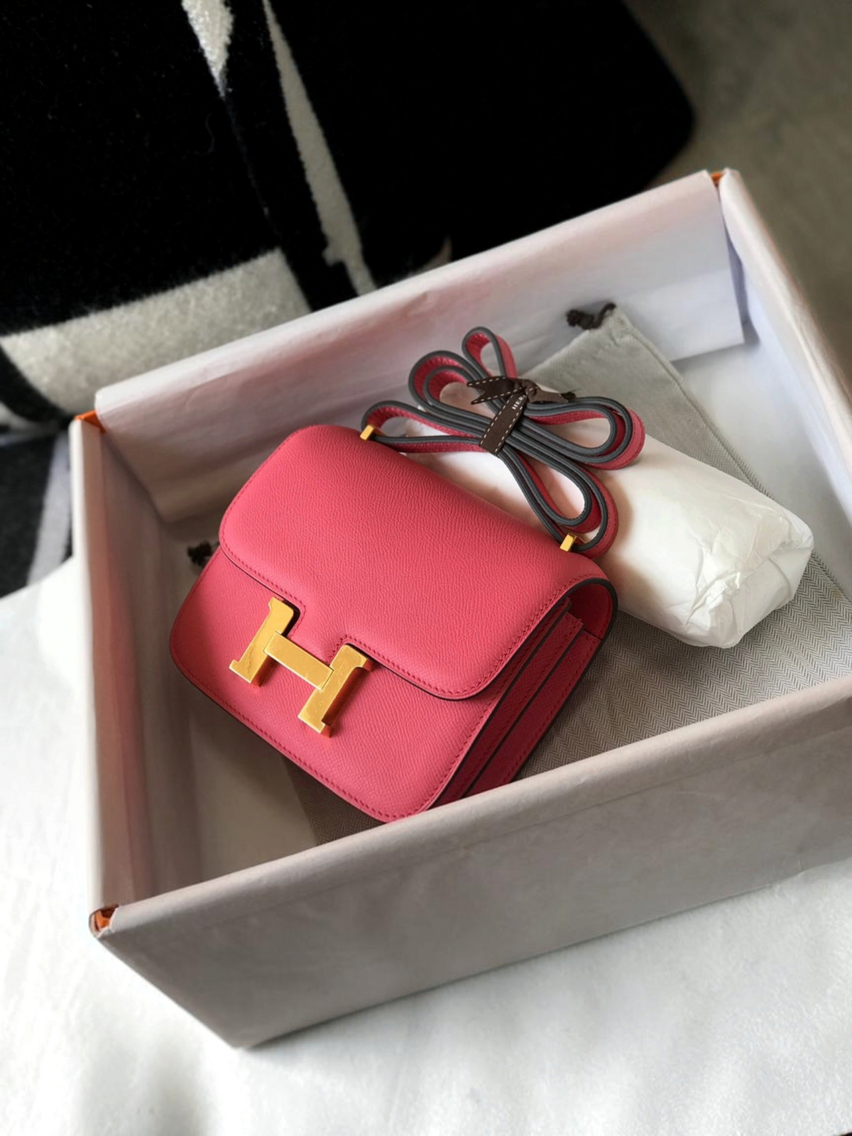 SWORD LUXURY Hermès Constance 18 çanta, gül pembesi deri, altın tonlu H tokalı ve ayarlanabilir askılı, kutusunda.