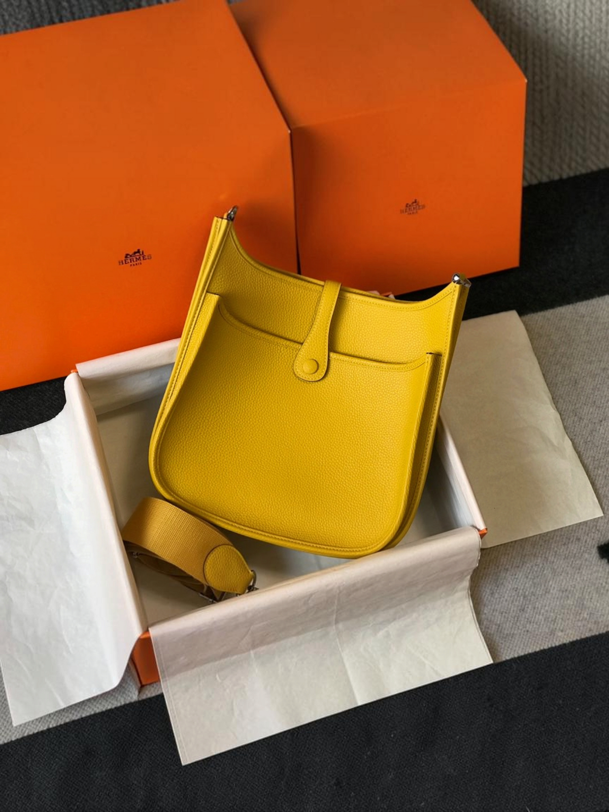 SWORD LUXURY sarı renkli, deri Hermès Evelyne PM 28 çanta, kutusu ve ayarlanabilir kanvas askısı ile birlikte.