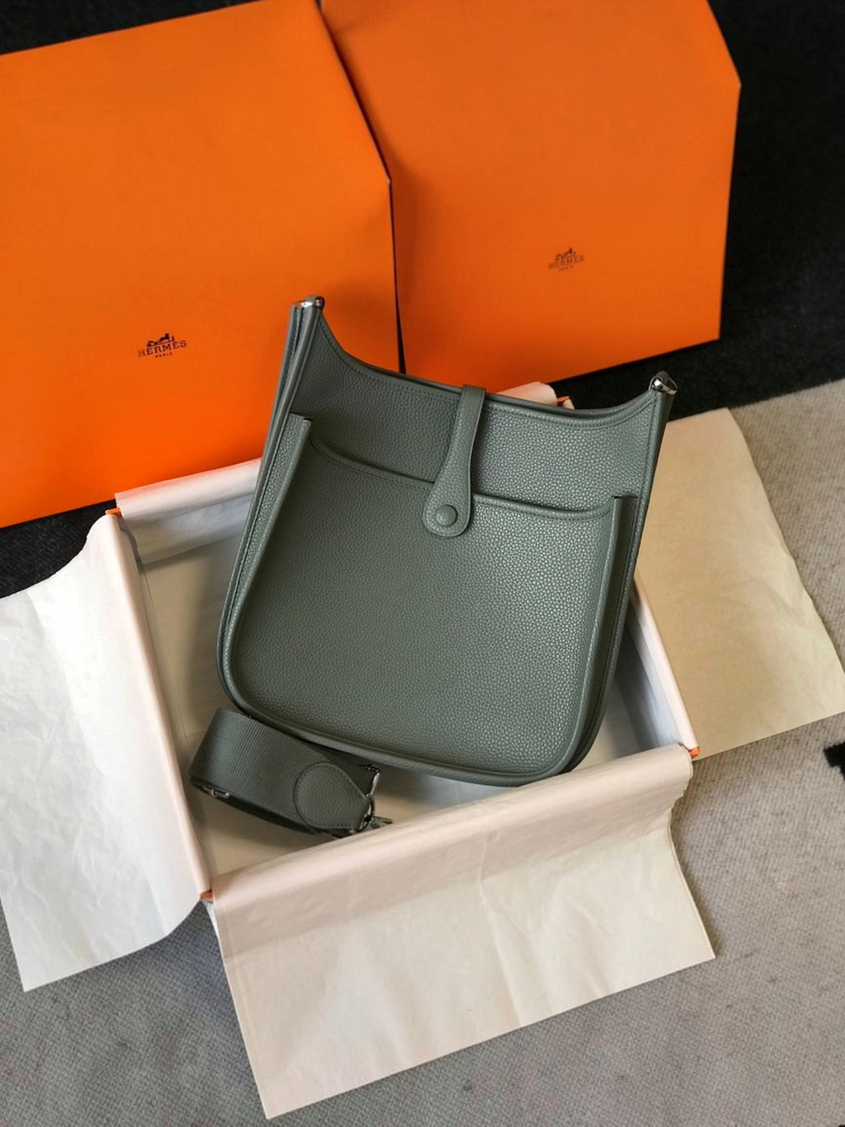 SWORD LUXURY marka, gri renkli, taneli deri Hermès Evelyne PM 28 çanta, kutusu ve toz torbası ile birlikte.