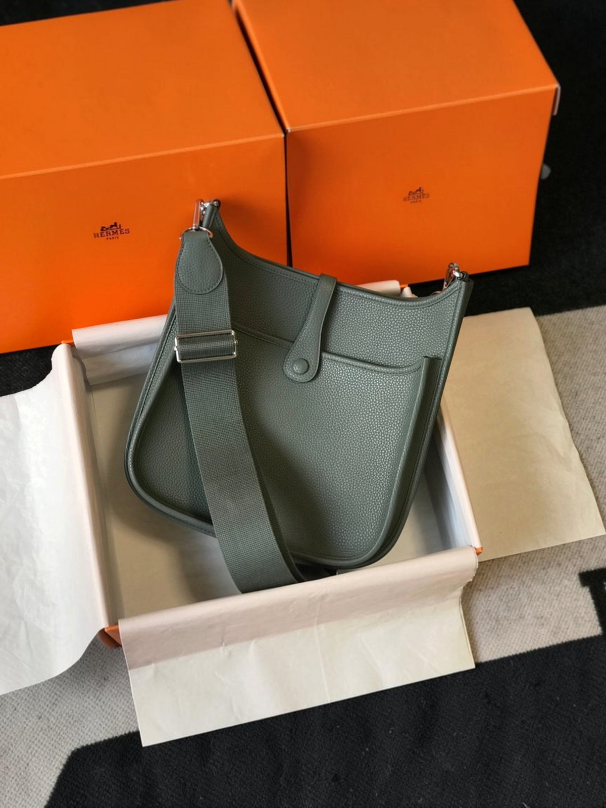 SWORD LUXURY Hermès Evelyne PM 28 çanta, yeşil damarlı deri, ayarlanabilir kanvas askı ve paladyum donanım detaylı.