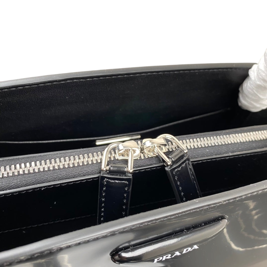 SWORD LUXURY Prada Supernova siyah fırçalanmış deri çanta iç fermuar detayı ve metalik fermuar başlıkları