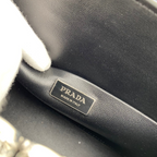 SWORD LUXURY Prada Supernova çanta iç kısmında bulunan metalik Prada Made in Italy logo plakası detayı