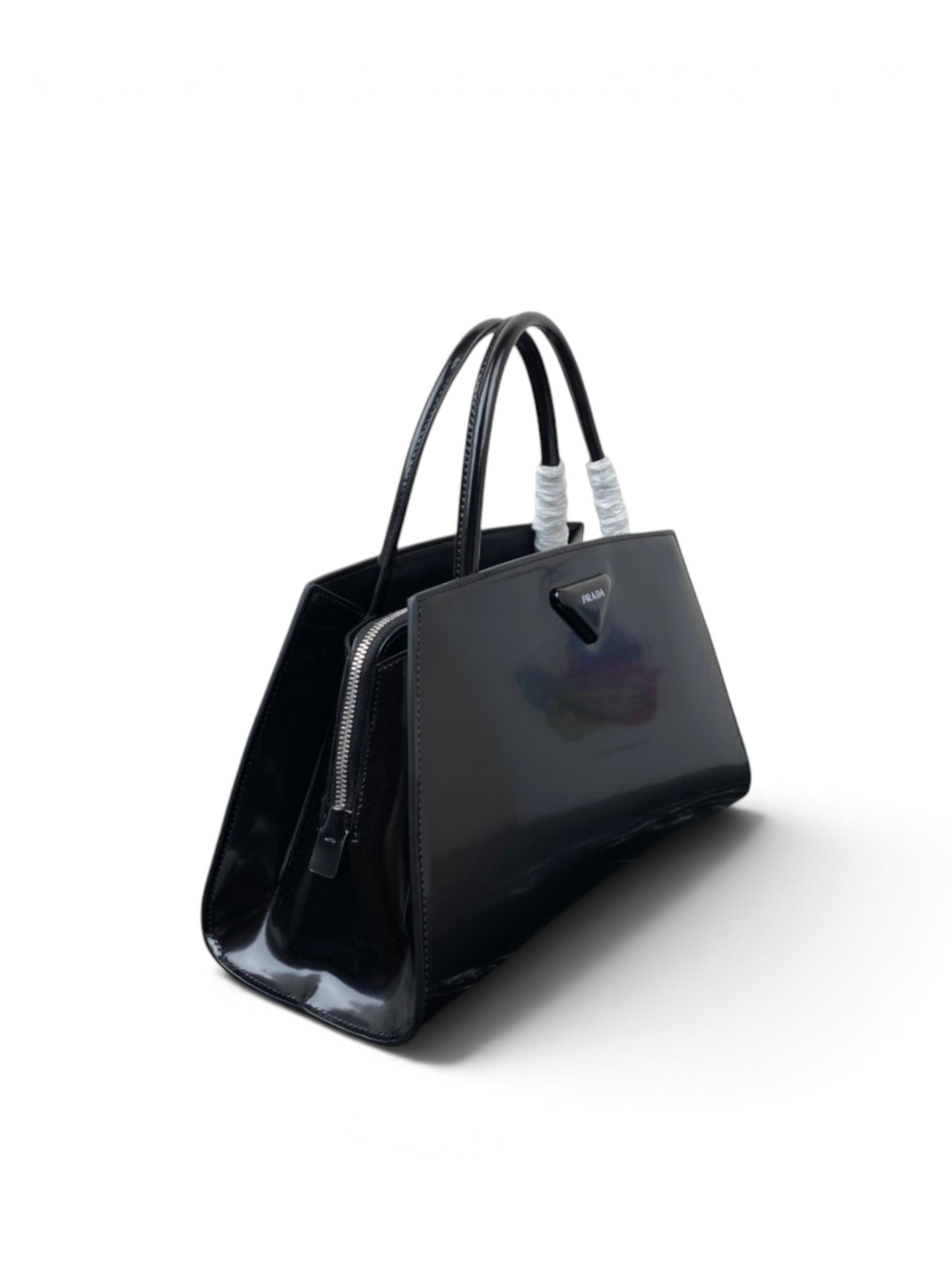 SWORD LUXURY Prada Supernova siyah fırçalanmış deri, üçgen logolu ve fermuarlı, şık kadın el çantası.