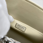SWORD LUXURY Prada Supernova çanta iç kısmında yer alan metalik Prada Made in Italy logo plakası detayı
