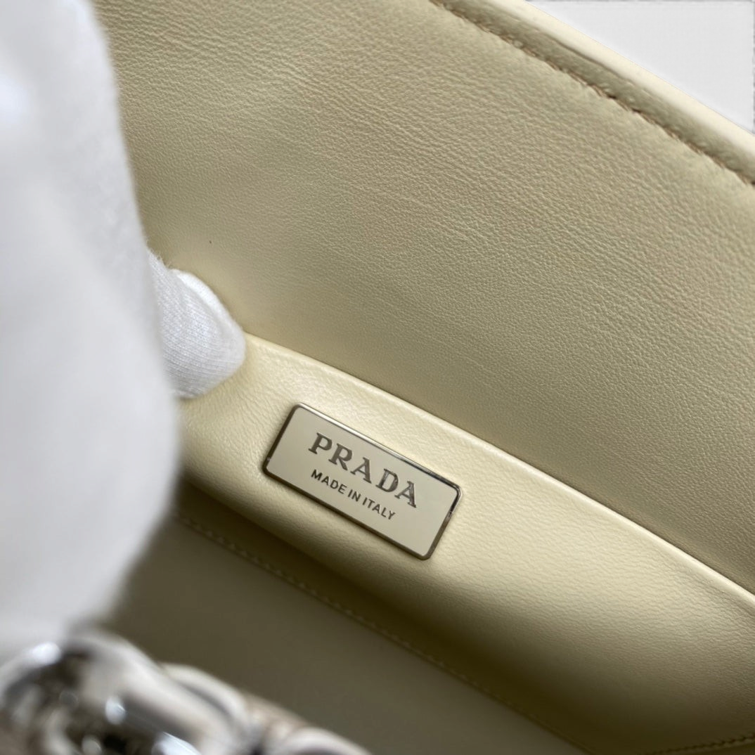 SWORD LUXURY Prada Supernova çanta iç kısmında yer alan metalik Prada Made in Italy logo plakası detayı