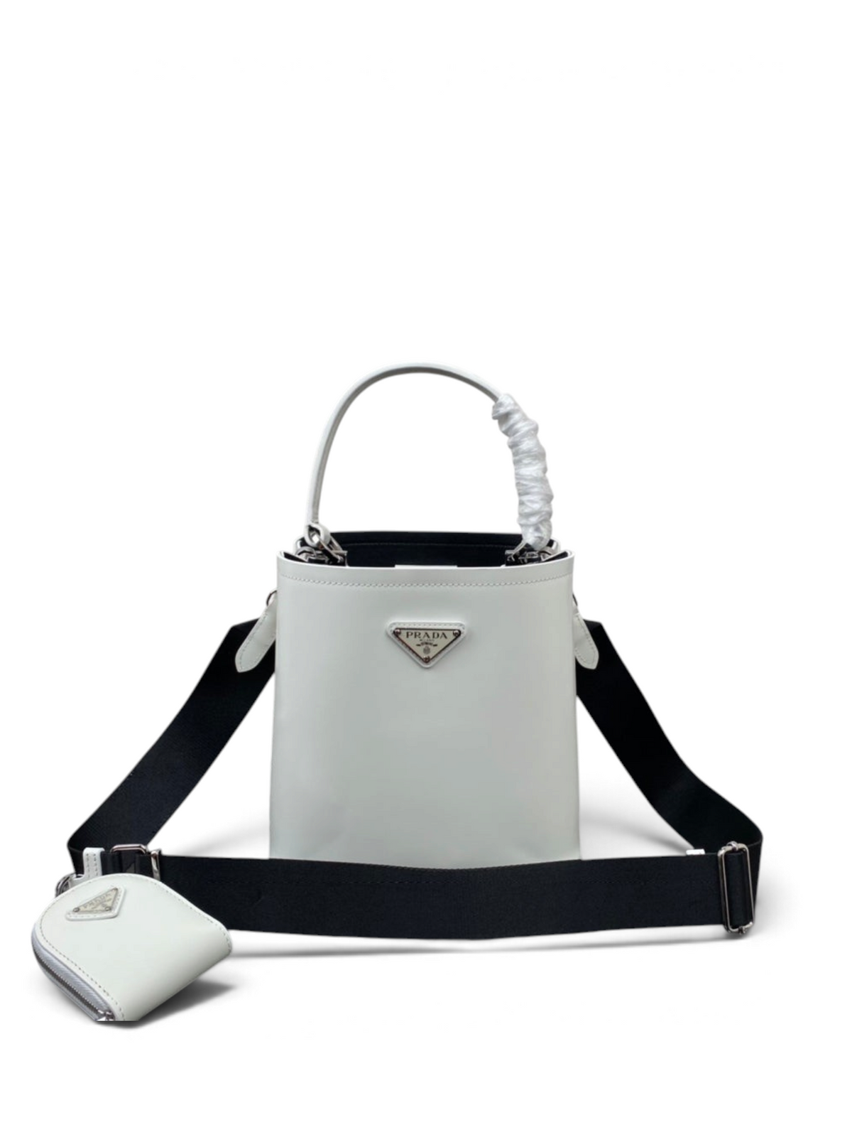 SWORD LUXURY beyaz deri Prada Panier mini kova çanta, çıkarılabilir bozuk para cüzdanı ve siyah omuz askısı ile.