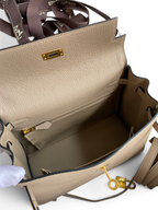SWORD LUXURY Kelly 25 Togo deri çanta, iç kısmı ve altın rengi donanımı ile açık şekilde gösterilmiştir.