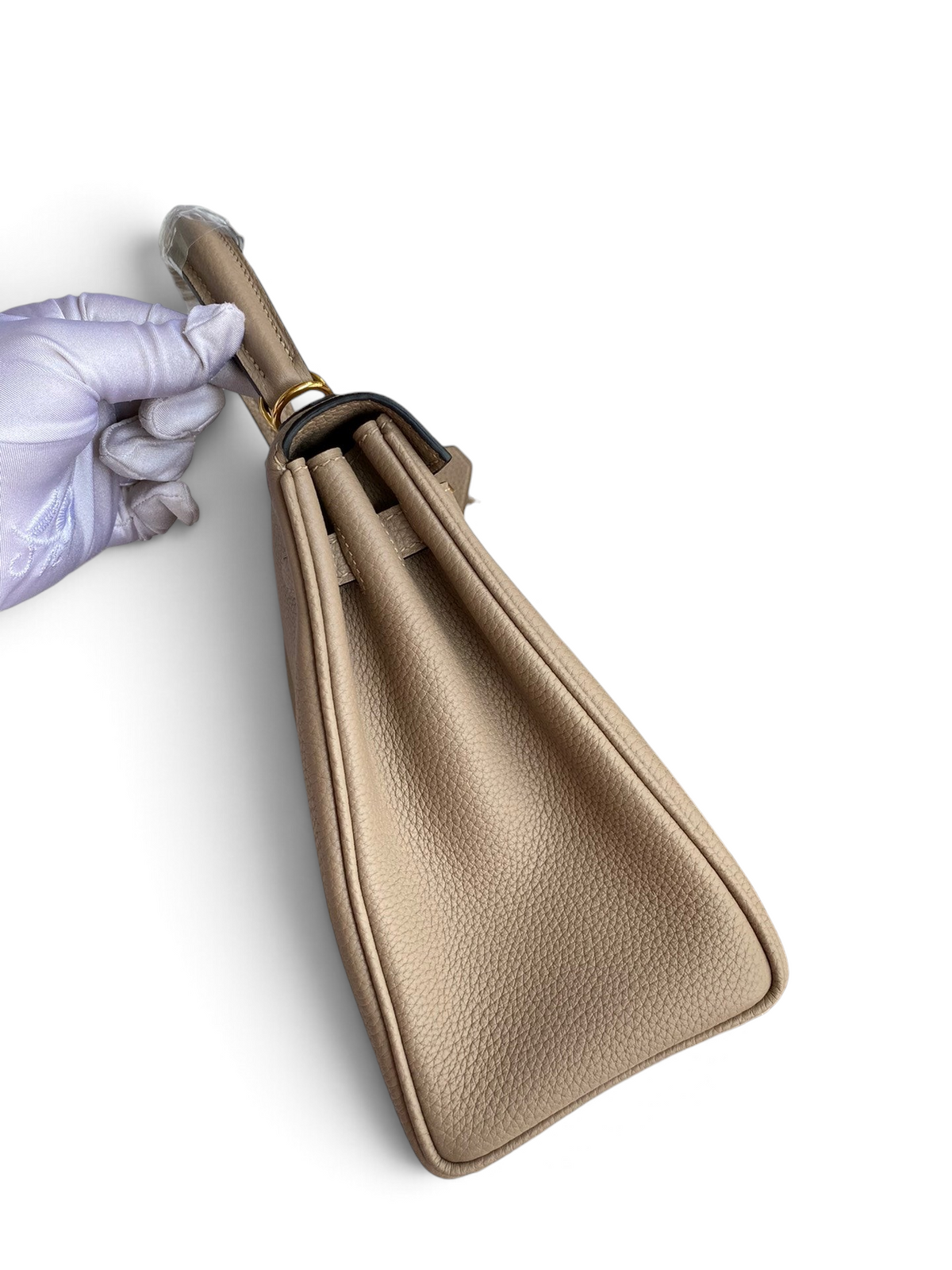 SWORD LUXURY Kelly 25 Togo deri çanta, bej renkli, üstten tutmalı, kutu içerisinde yan profil görünümü.