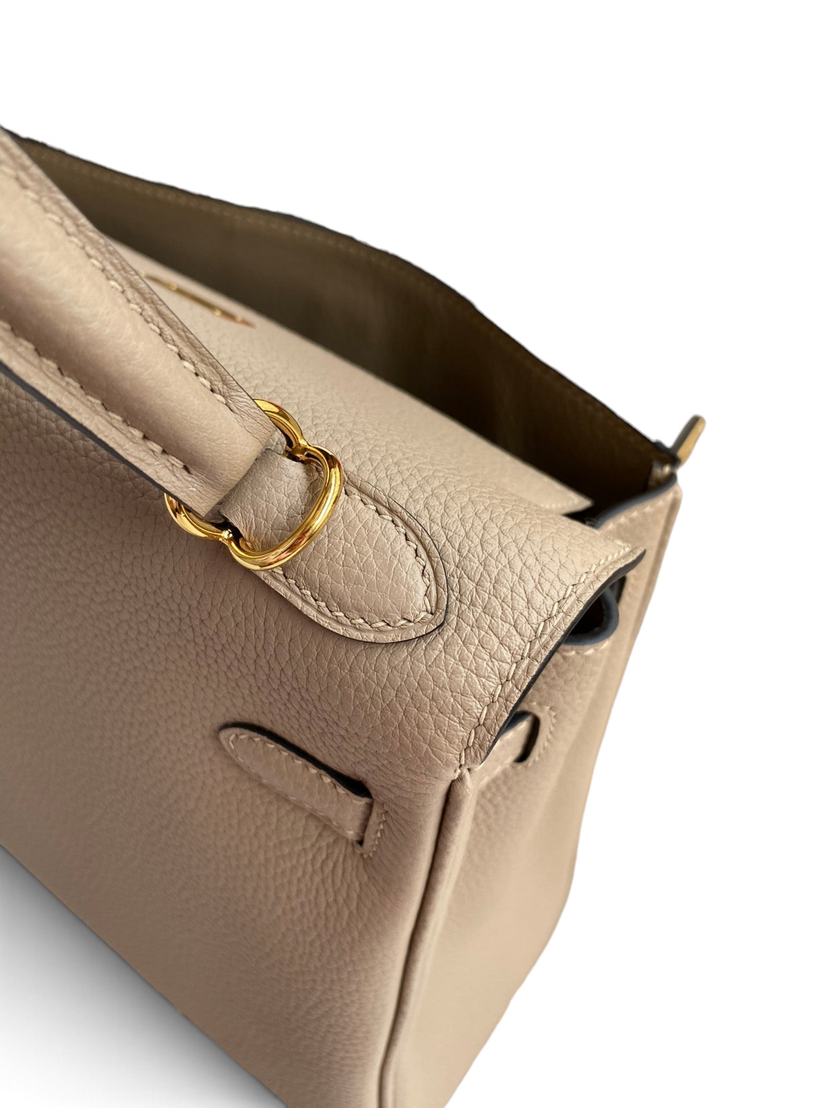 SWORD LUXURY Kelly 25 bej renkli Togo deri çanta, altın rengi metal detayları ve el işçiliği dikişleriyle yakından görünüm.