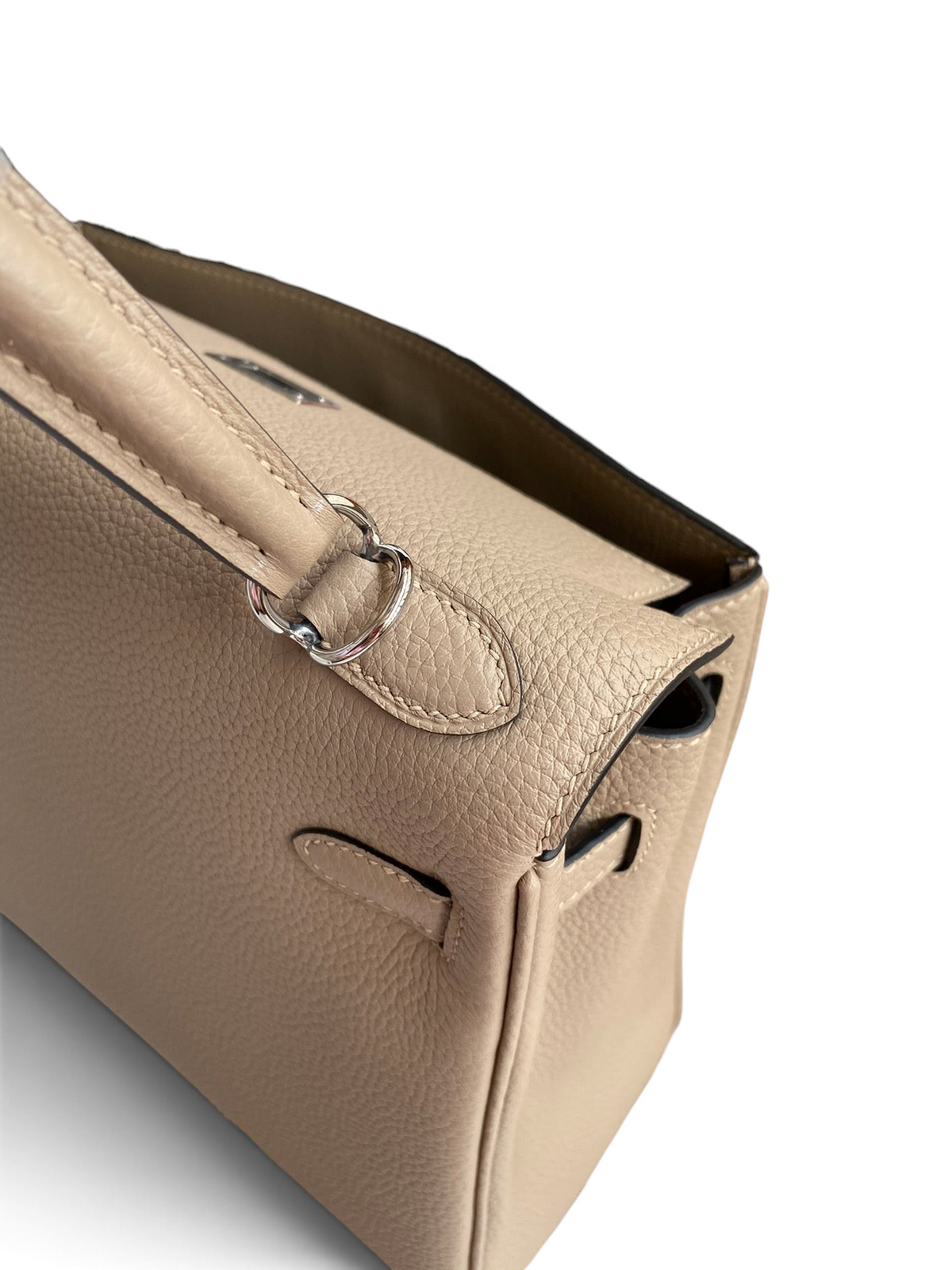 SWORD LUXURY bej renkli Togo deri Kelly 25 çanta, gümüş donanımlı ve el işçiliği detaylı üstten görünüm.
