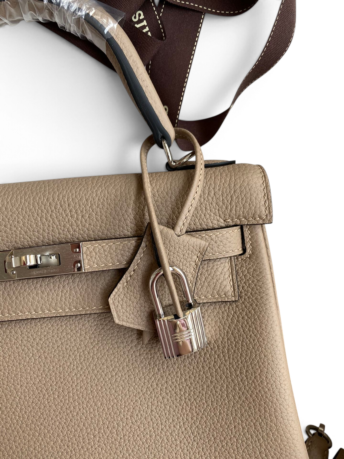 SWORD LUXURY bej renkli, dokulu Togo deri Kelly 25 çanta, gümüş donanımlı kilit detayı ve üst sapı ile.