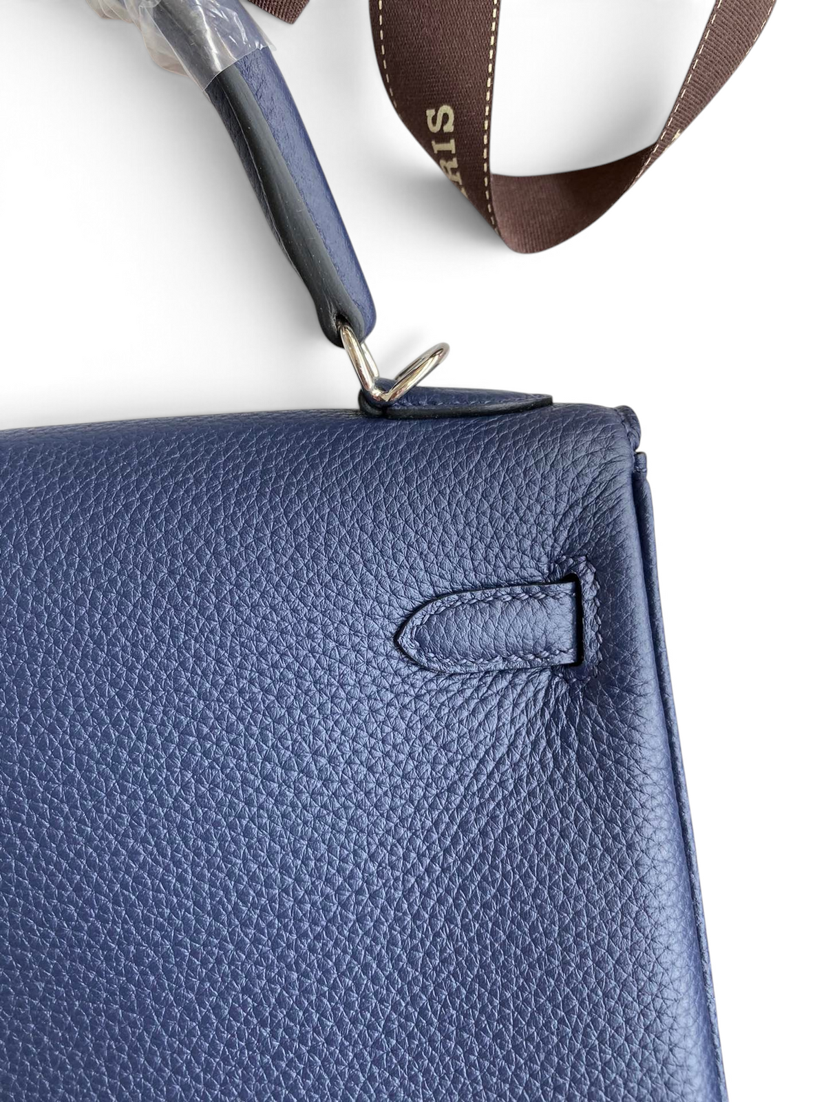 SWORD LUXURY lacivert Togo deri Kelly 25 çanta, detaylı el dikişleri ve gümüş donanım ile yakından görünüm.