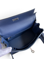SWORD LUXURY Kelly 25 lacivert Togo deri çanta, iç kısmı ve ikonik turn-lock kilit detayı ile açık görünüm.