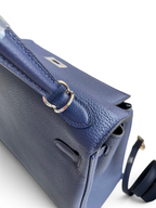SWORD LUXURY lacivert Togo deri Kelly 25 çanta, gümüş donanımlı üst sap ve detaylı el işçiliği ile.