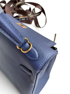 SWORD LUXURY lacivert Togo deri Kelly 25 çanta, altın rengi metal detayları ve zarif el işçiliği ile.