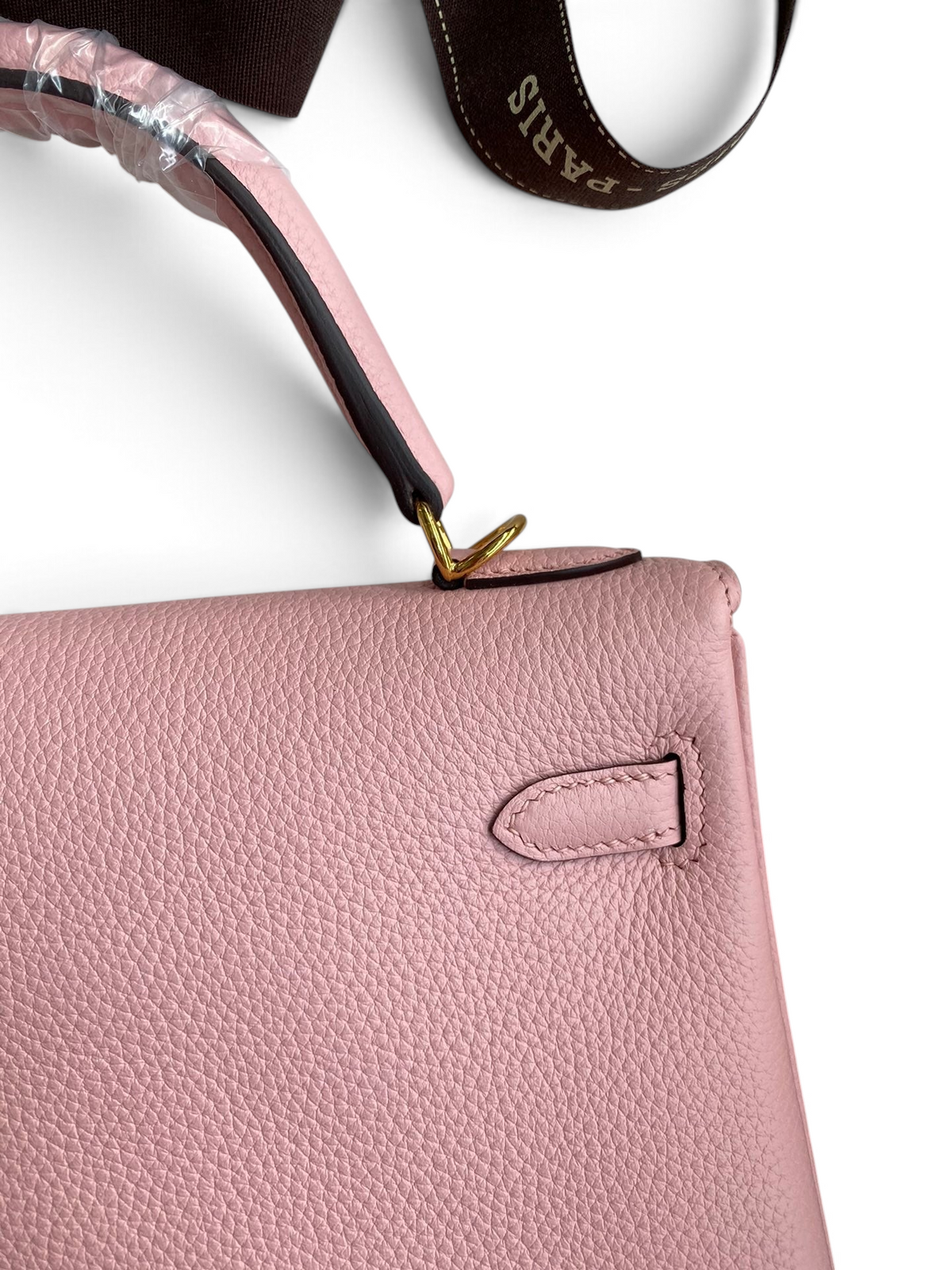 SWORD LUXURY Kelly 25 pembe Togo deri çanta, altın donanım detayları ve el işçiliği ile zarif bir tasarım.