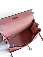 SWORD LUXURY Kelly 25 pembe Togo deri çanta, iç kısmı ve altın rengi metal detayları ile açık görünüm.