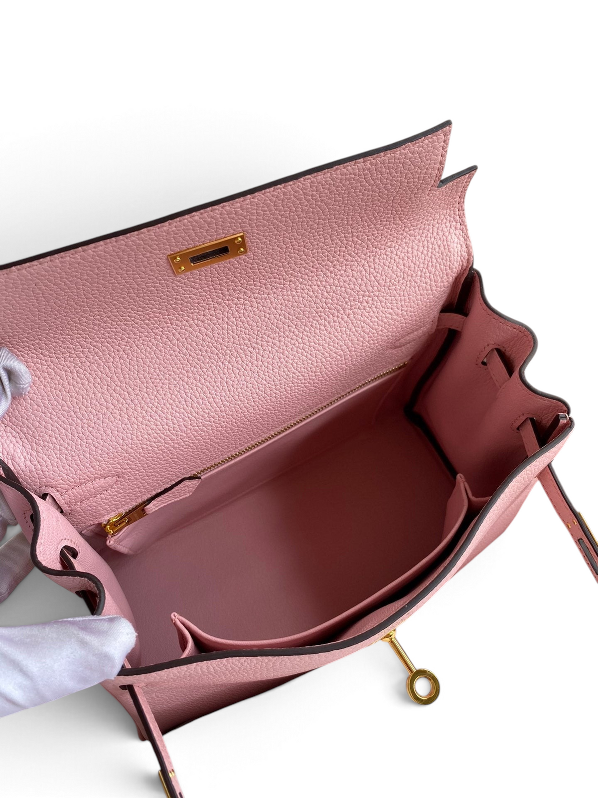 SWORD LUXURY Kelly 25 pembe Togo deri çanta, iç kısmı ve altın rengi metal detayları ile açık görünüm.