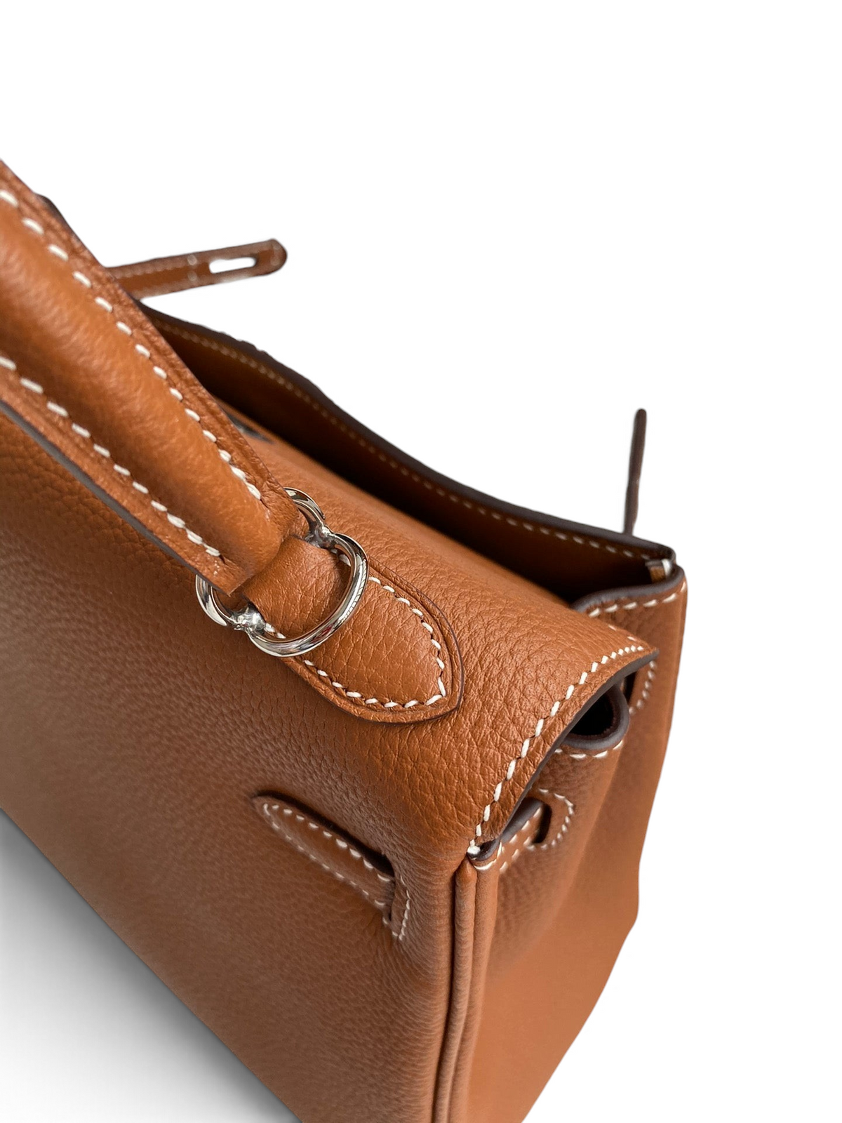 SWORD LUXURY Kelly 25 taba rengi Togo deri çanta, gümüş donanımlı ve el dikişli detaylara sahip üstten görünüm.