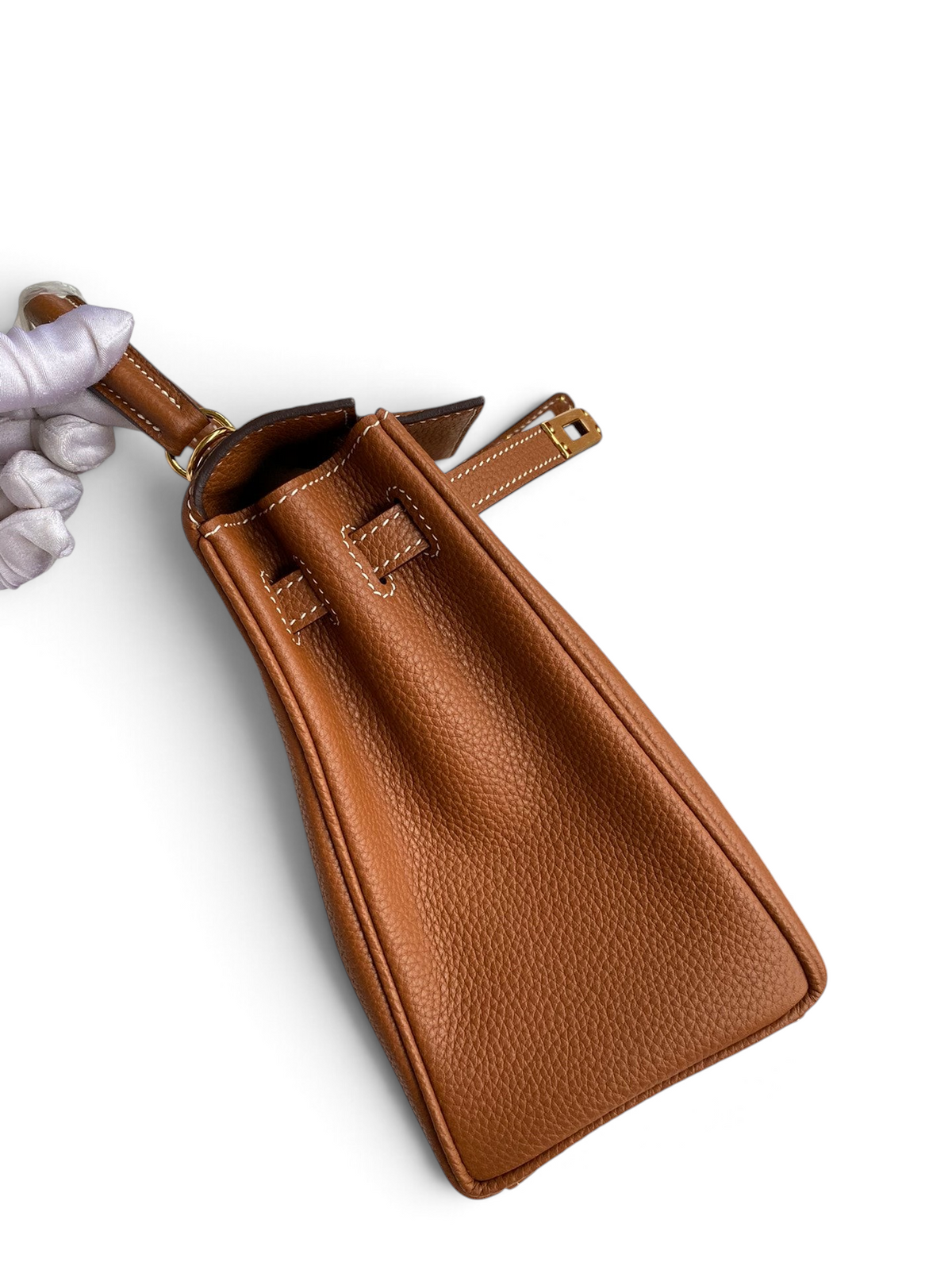 SWORD LUXURY marka taba rengi Togo deri Kelly 25 çanta, kutu içerisinde yan profilden görünüm