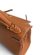 SWORD LUXURY Kelly 25 taba rengi Togo deri çanta, altın donanımlı üst sap ve detaylı el işçiliği dikişleri.