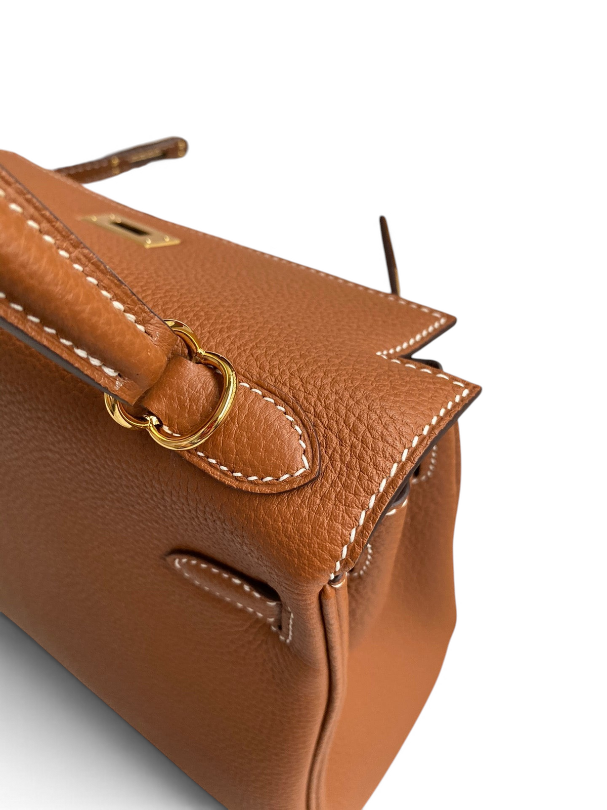 SWORD LUXURY Kelly 25 taba rengi Togo deri çanta, altın donanımlı üst sap ve detaylı el işçiliği dikişleri.