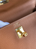 SWORD LUXURY Kelly 25 çanta, altın donanımlı taba rengi Togo deri detayları ve ikonik Hermès Paris damgası.