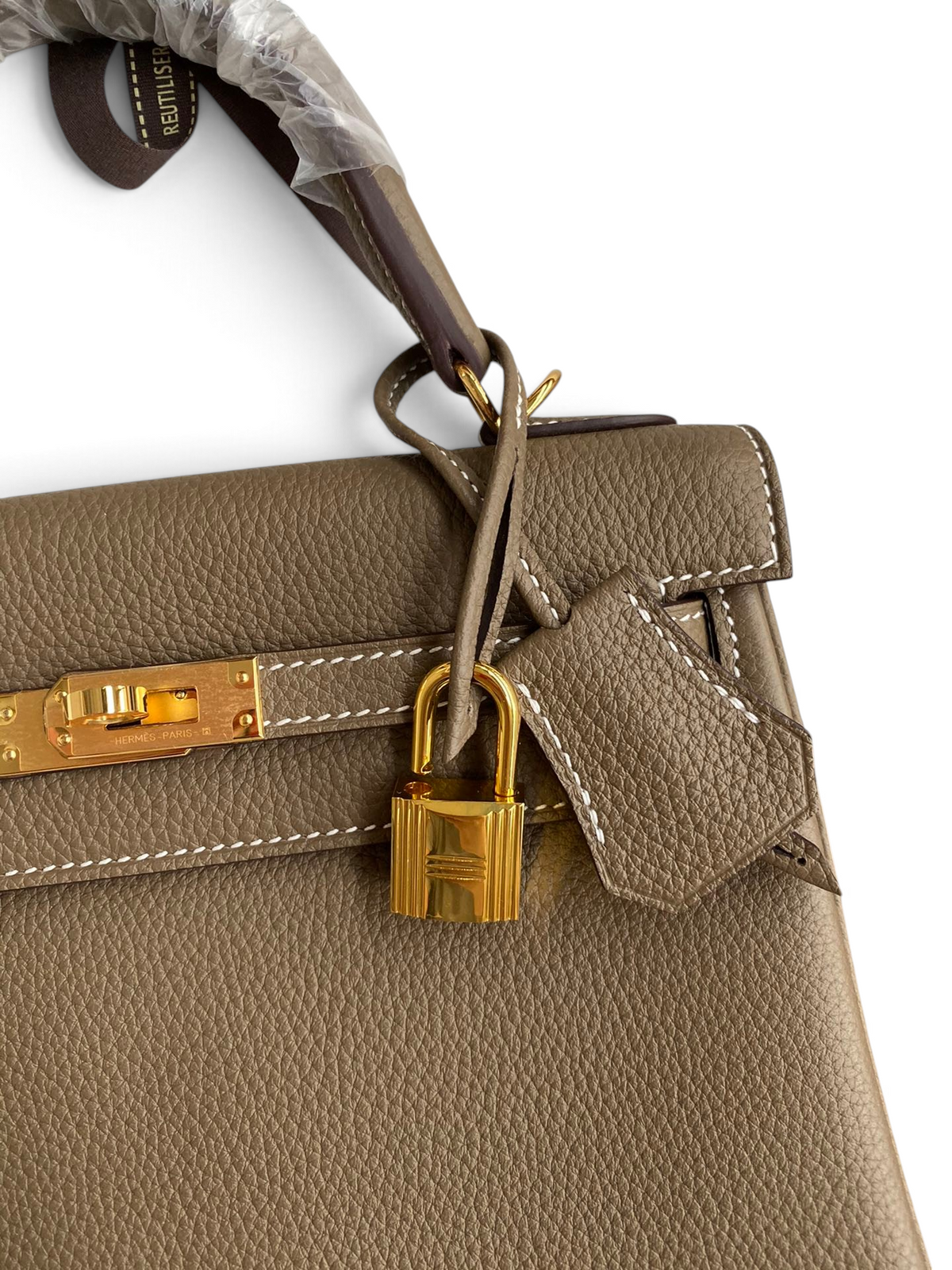 SWORD LUXURY Kelly 25 Togo deri çanta, altın donanımlı, ikonik kilit ve el dikişi detaylı, taupe renkli lüks tasarım.