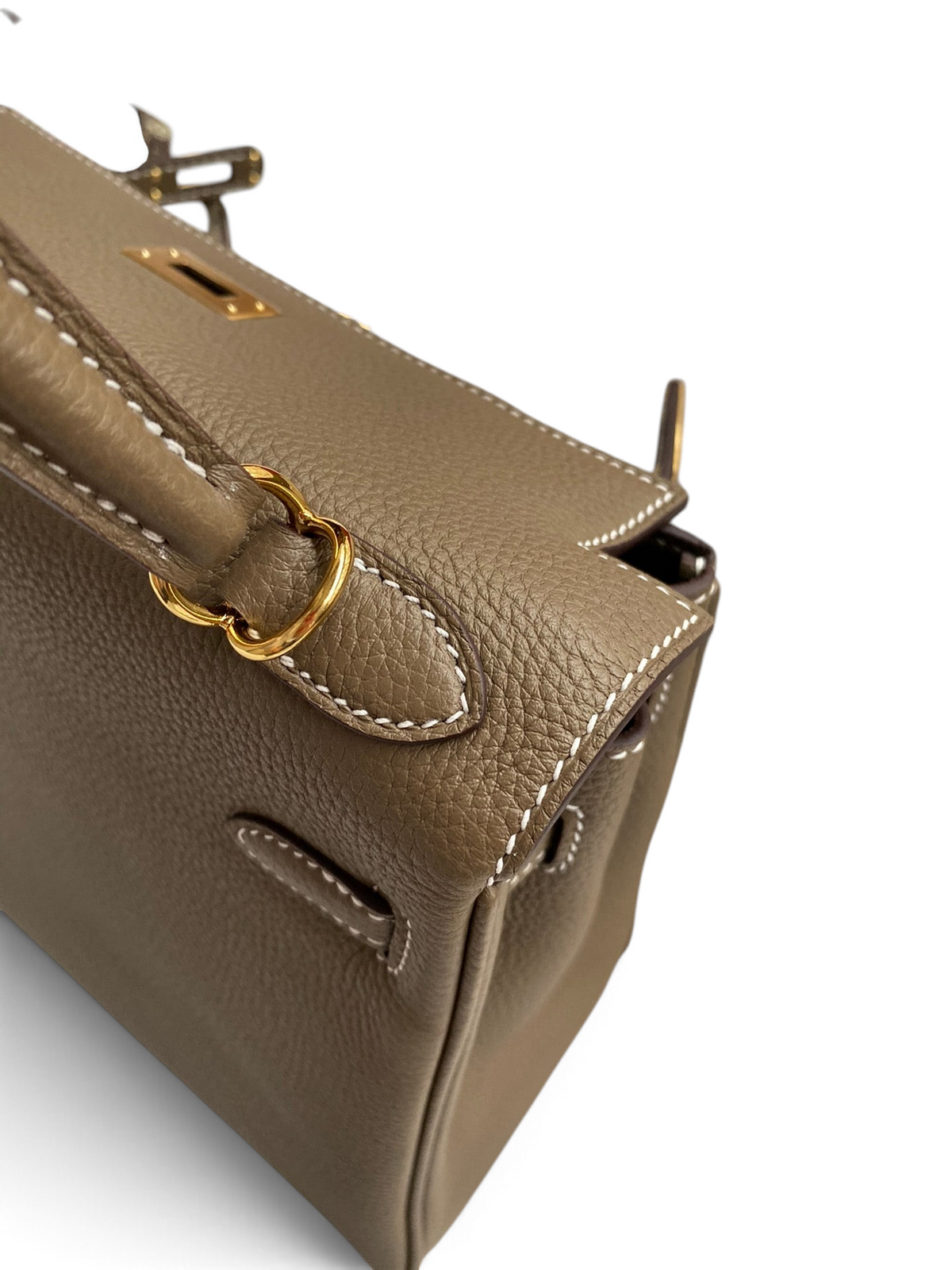 SWORD LUXURY Kelly 25 çanta, taupe renkli Togo deri dokusu, altın donanımı ve el işçiliği dikiş detaylarıyla.