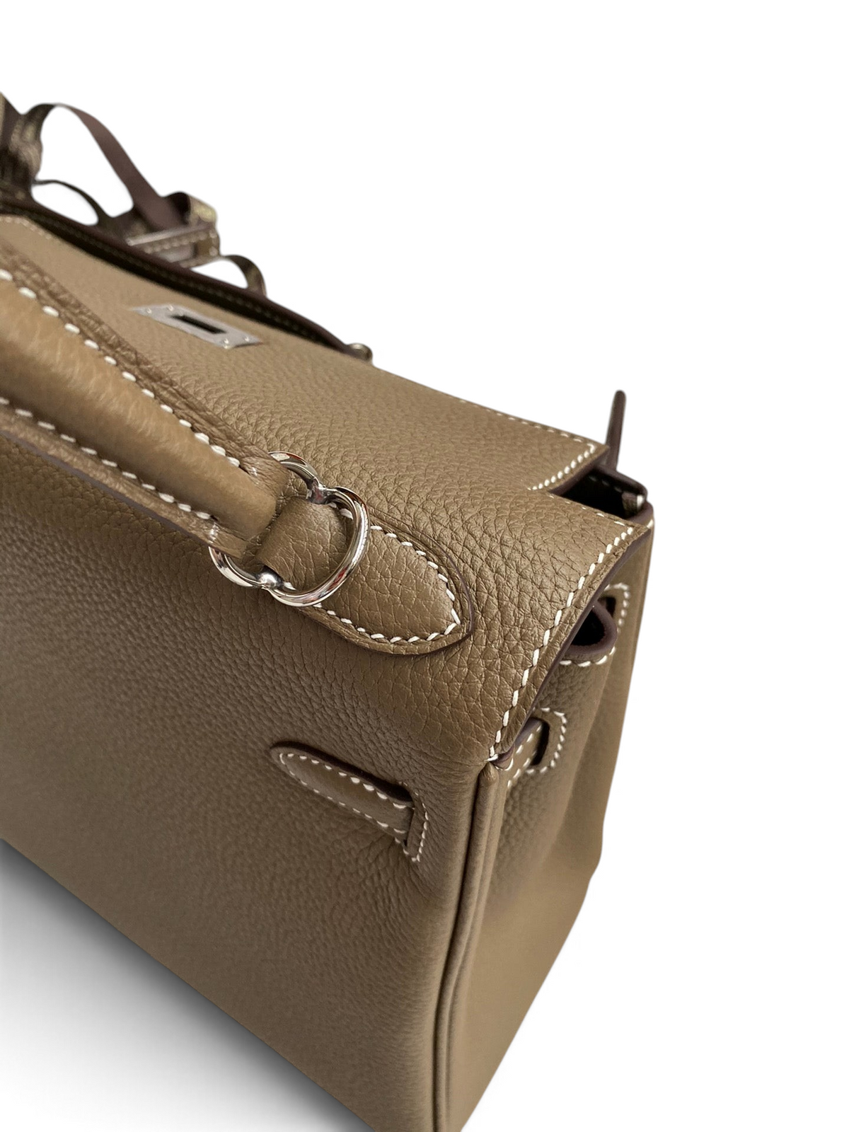 SWORD LUXURY Kelly 25 Togo deri çanta, detaylı el dikişleri ve gümüş donanımı ile kutu içerisinde yakın çekim.