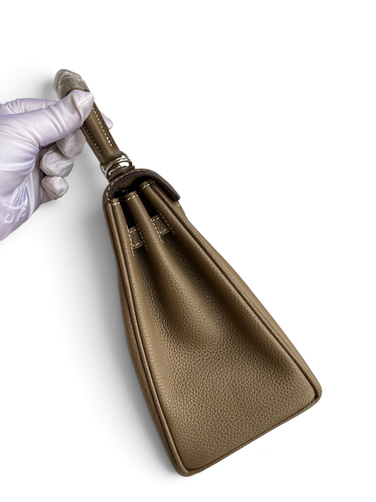 SWORD LUXURY Kelly 25 Togo deri çanta, yan profilden görünüm, el yapımı dikiş detayları ve lüks dokulu deri.