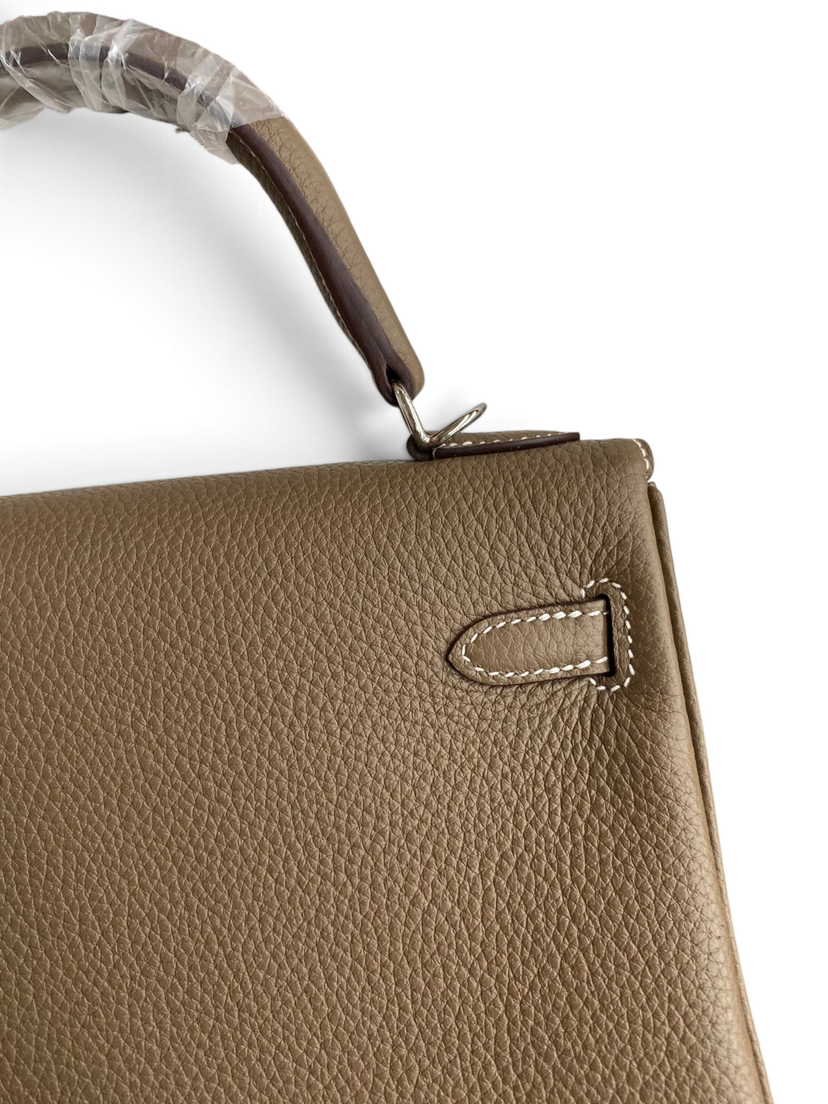 SWORD LUXURY Kelly 25 Togo deri çanta, detaylı el dikişleri ve üst sapı ile taupe renginde lüks tasarım.