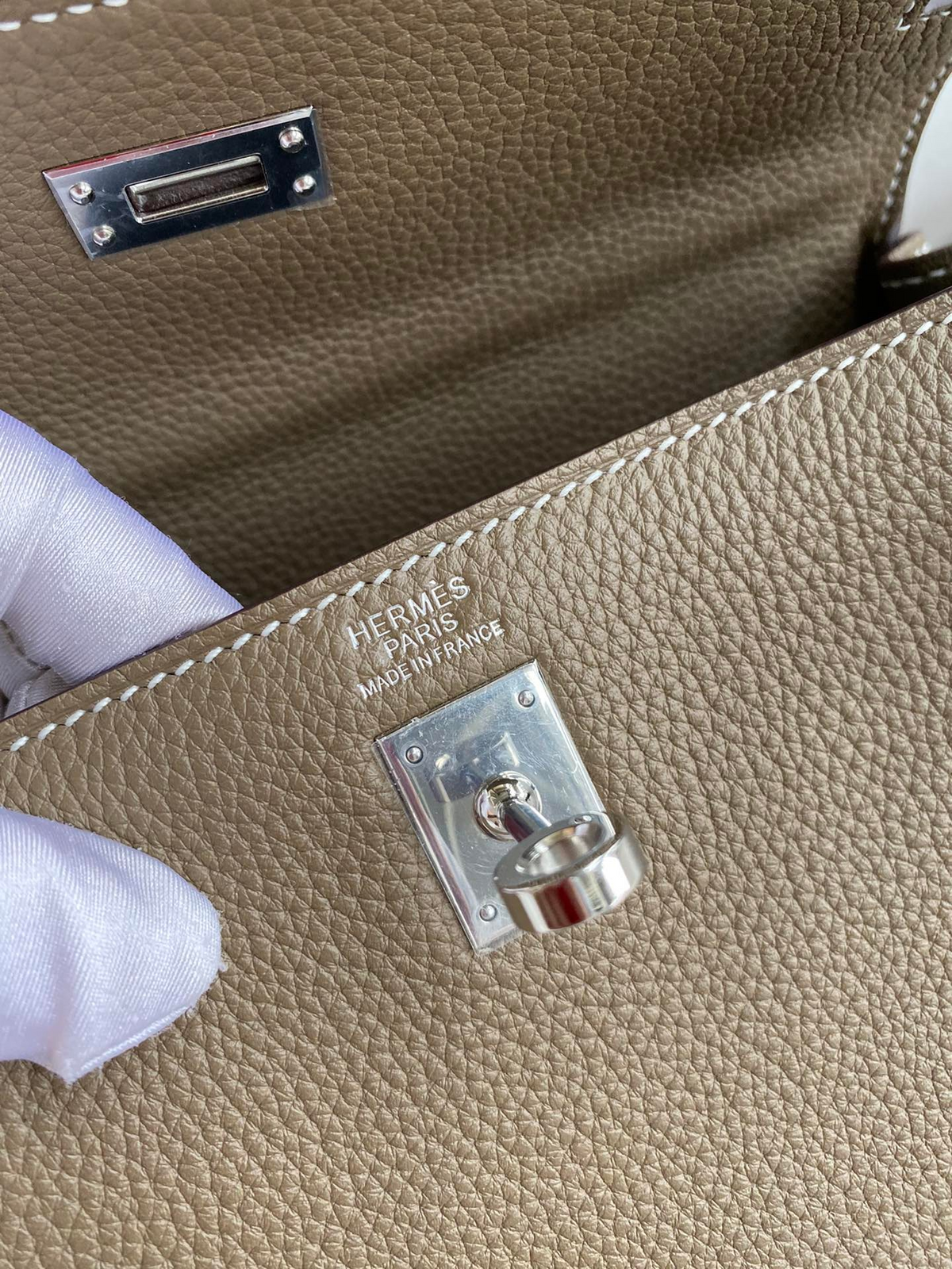SWORD LUXURY Kelly 25 çanta, gümüş donanımlı, dokulu Togo deri detayları ve ikonik Hermès Paris damgası ile.