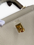 SWORD LUXURY Kelly 25 Togo deri çanta, altın rengi kilit detayı ve zarif dikişleri ile yakından görünüm.