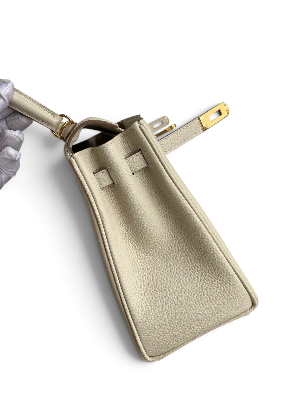SWORD LUXURY Kelly 25 bej renkli Togo deri çanta, altın donanımlı ve üstten tutmalı, kutu içerisinde detaylı görünüm.