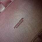 SWORD LUXURY Bottega Veneta Cassette Bowling çanta iç kısmında kabartmalı marka logosu ve deri dokusu detayı