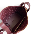 SWORD LUXURY Bottega Veneta Small Cassette Bowling Bag, bordo rengi, örgülü deri iç detaylı ve fermuarlı bölmeli.