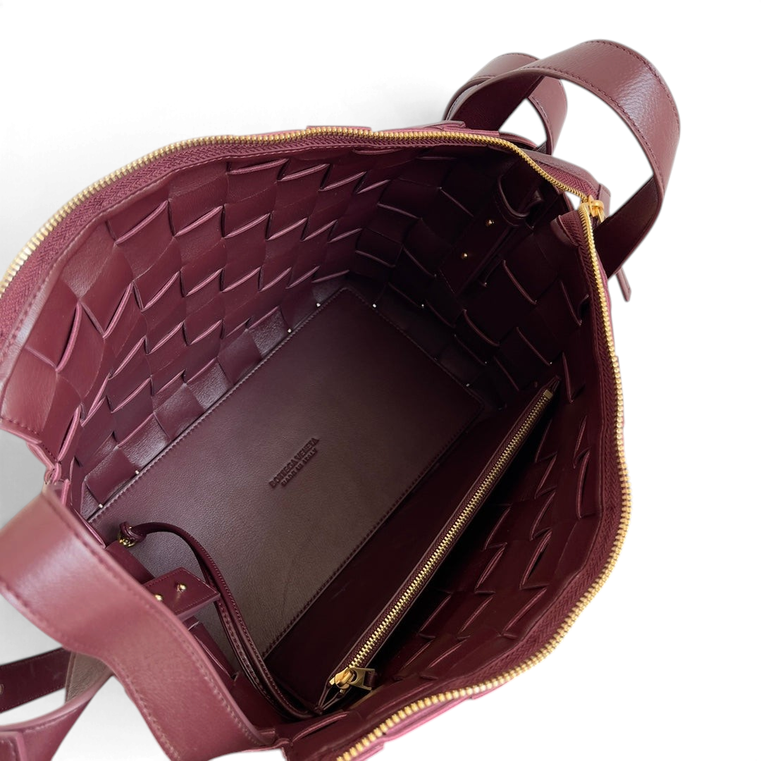 SWORD LUXURY Bottega Veneta Small Cassette Bowling Bag, bordo rengi, örgülü deri iç detaylı ve fermuarlı bölmeli.