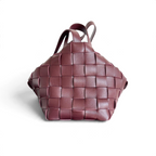 SWORD LUXURY bordo renkli, ikonik Intrecciato örgülü deri dokuya sahip şık Bottega Veneta Cassette bowling çantası.
