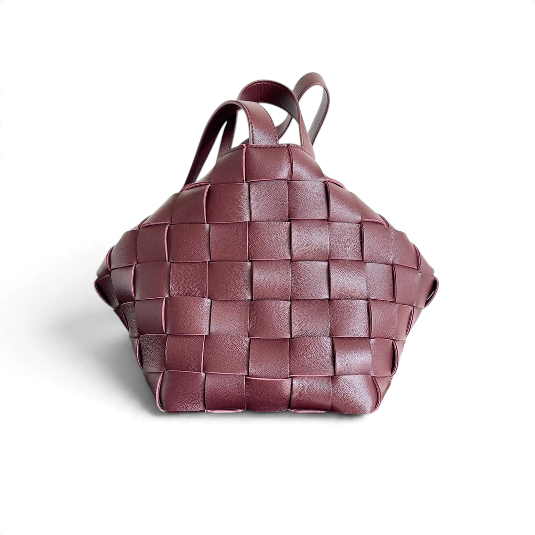 SWORD LUXURY bordo renkli, ikonik Intrecciato örgülü deri dokuya sahip şık Bottega Veneta Cassette bowling çantası.
